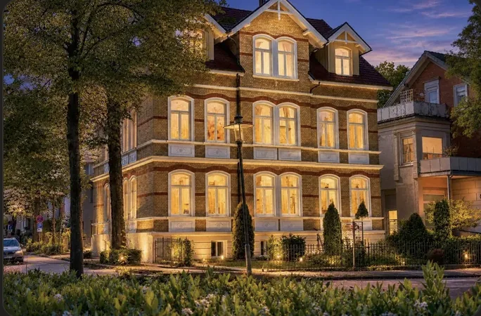 VIOS Townhouse am Park am Abend, warm beleuchtet
