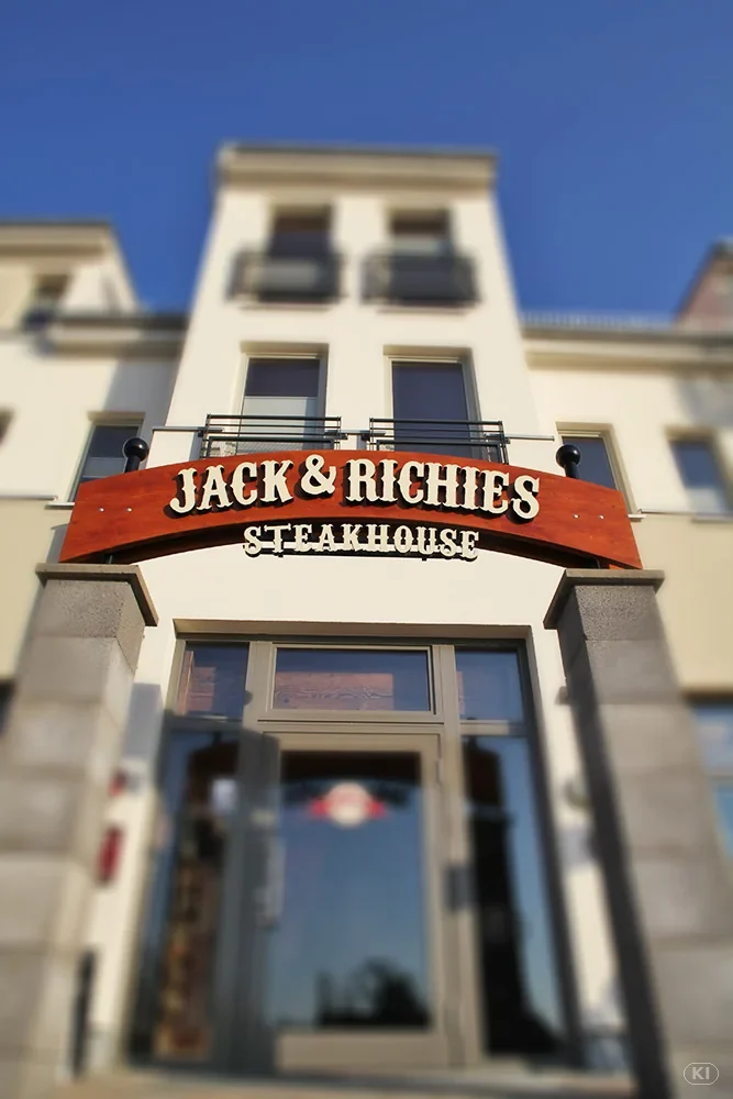 Außenwerbung am Jack und Richie’s Steakhouse.